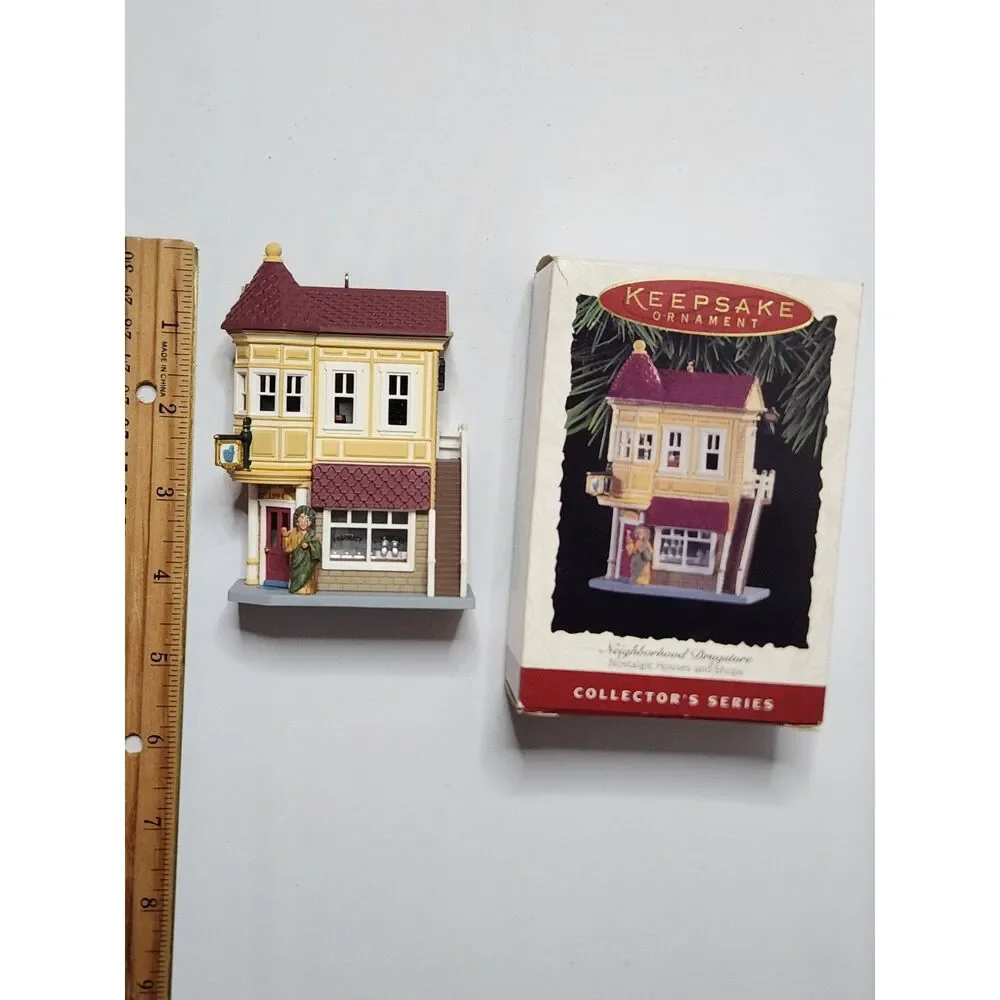 Hallmark Keepsake Ornament – Neighborhood Drugstore (1994, Collector’s Series)